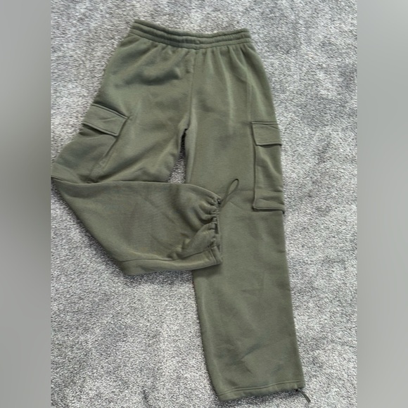 Charlotte Russe- Olive Green Cargo Sweatpants.
Size: MED - Picture 16 of 16